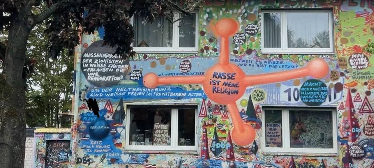 Hürth: Hausfassade mit politischen Parolen löst Proteste aus