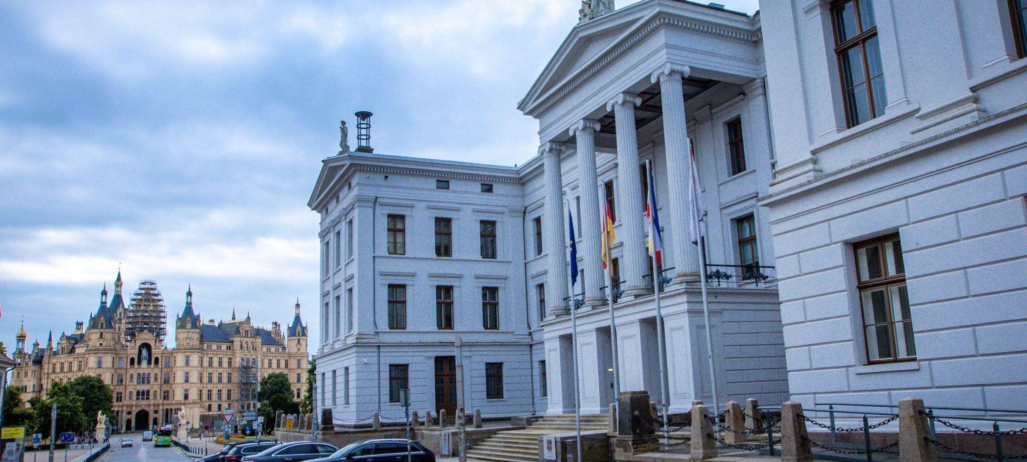 Staatskanzlei Schwerin und Schloss mit Sitz des Landtags
