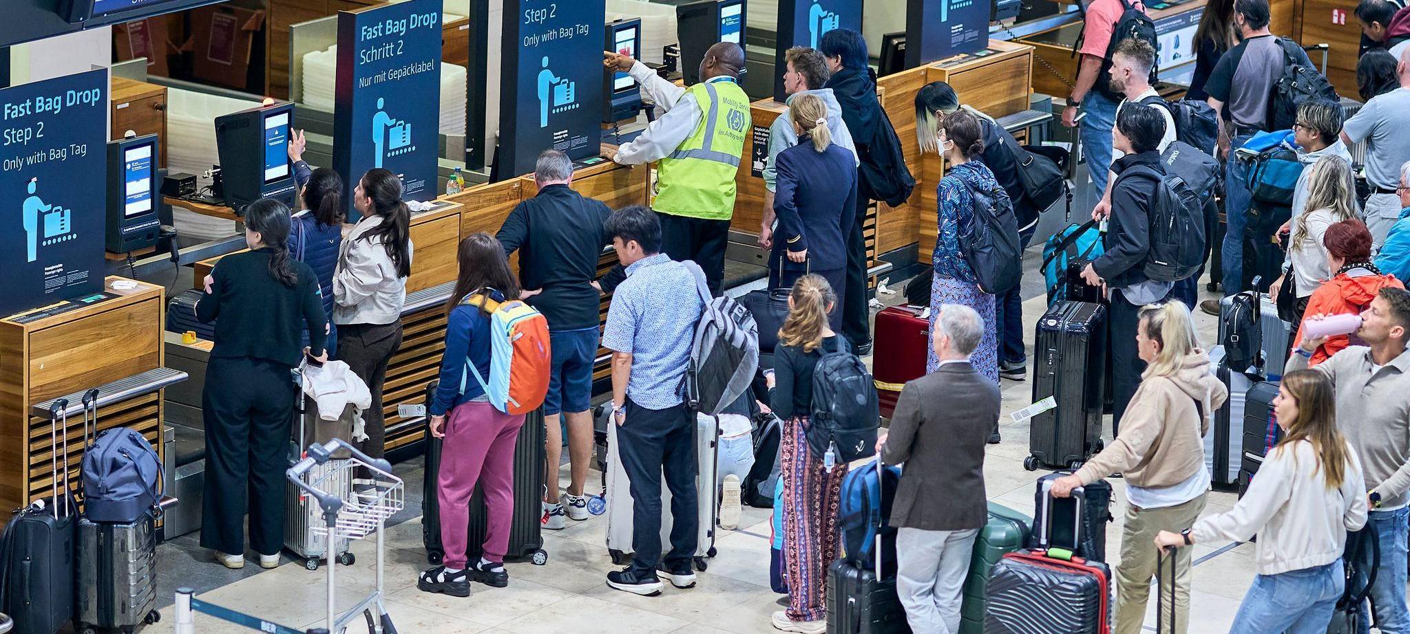 Flughafen BER mit wartenden Fluggästen